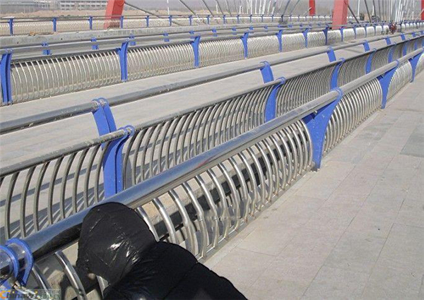 忻州不锈钢复合管护栏一种安全而耐用的防护解决方案