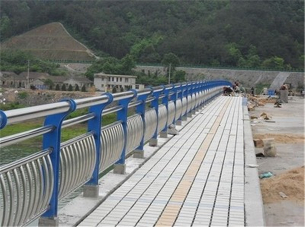 忻州不锈钢桥梁护栏的特性及其在现代建筑中的应用